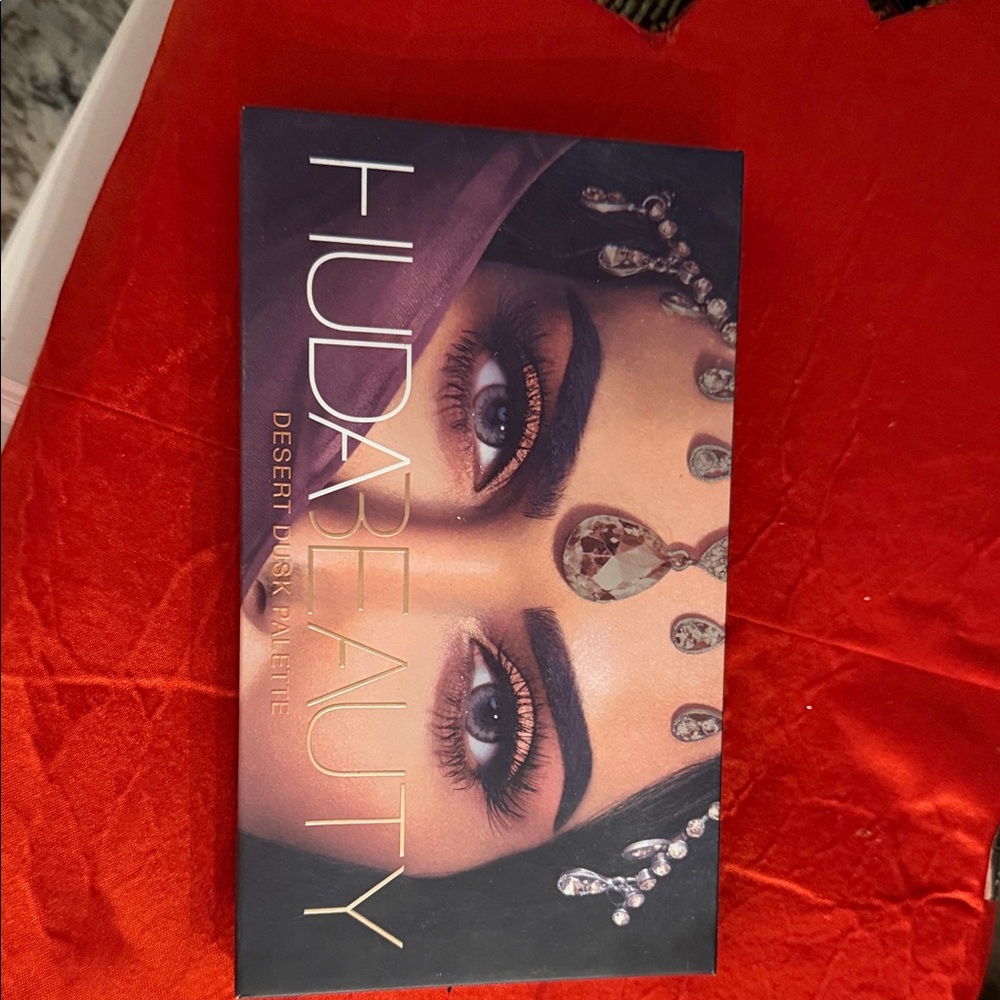 HUDA BEAUTY Vibrant Eyeshadow Palette